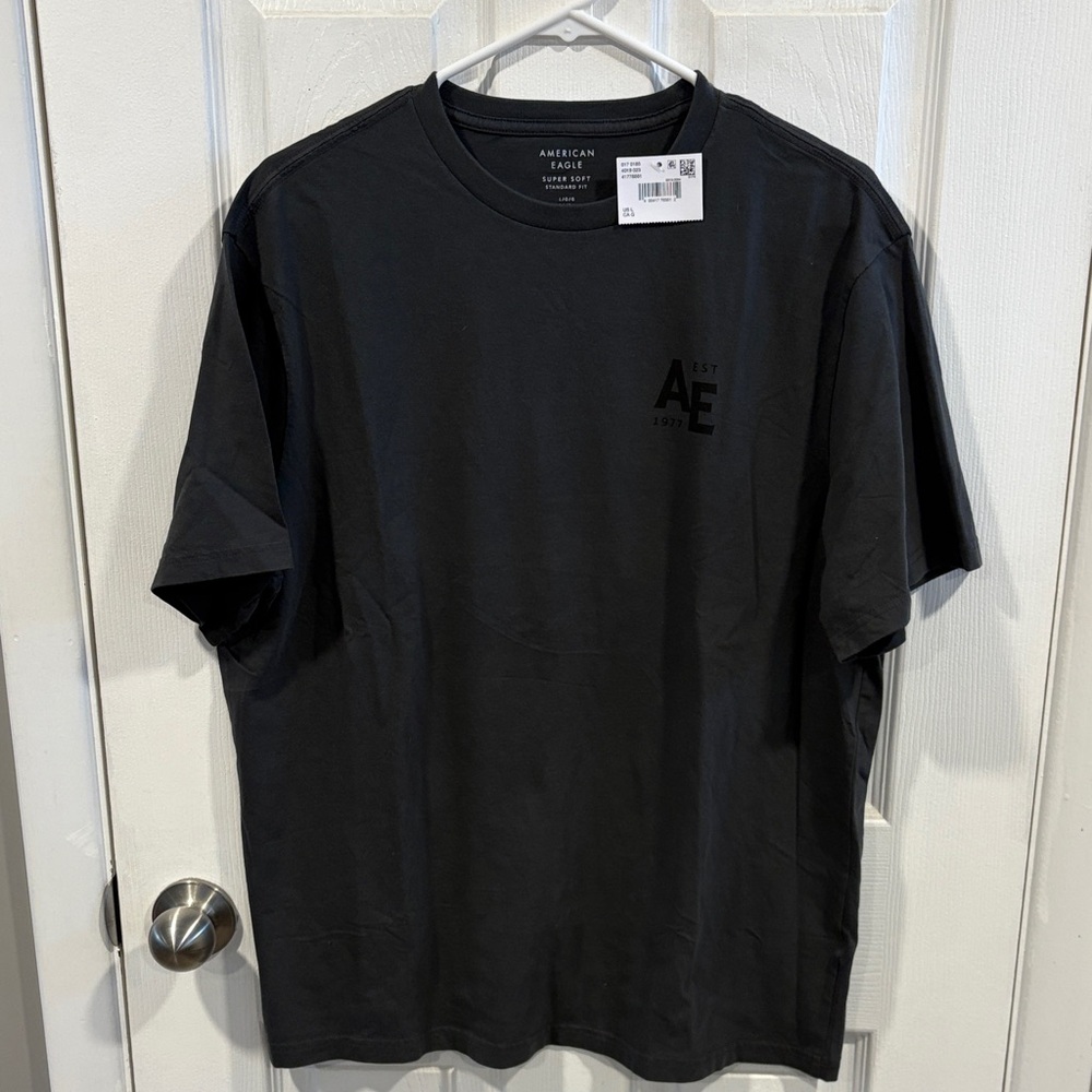 American Eagle Outfitters Dark Gray Santa Snoopy Men's Tee Size Large